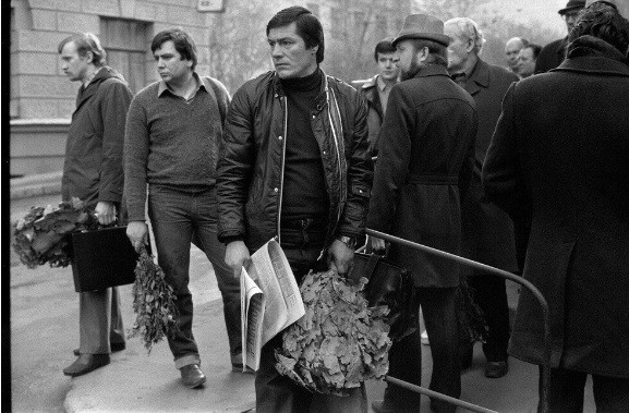Những người đàn ông xếp hàng bên ngoài một nhà tắm công cộng ở Moscow, Liên Xô năm 1984. Khi ấy, nhiều người dân ghé vào các nhà tắm công cộng buổi sáng.