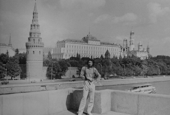 Tác giả Vladimir Sorokin chụp ảnh kỷ niệm, phía sau là điện Kremlin.