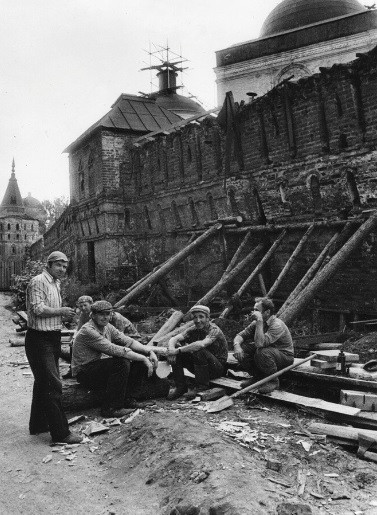 Một nhóm công nhân ngồi nghỉ ngơi khi tham gia quá trình xây dựng tu viện Danilov ở Moscow năm 1984.