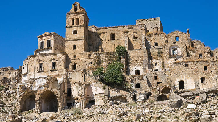 Thị trấn "ma" Craco, Italy từng là nơi sinh sống của nhiều người trong suốt nhiều thế kỷ. Nơi đây có phong cảnh thiên nhiên tuyệt đẹp, hấp dẫn du khách trong và ngoài nước ghé thăm.