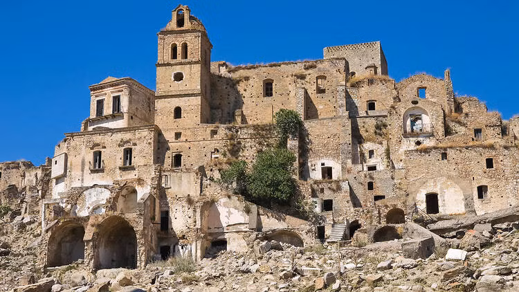 Thị trấn "ma" Craco, Italy từng là nơi sinh sống của nhiều người trong suốt nhiều thế kỷ. Nơi đây có phong cảnh thiên nhiên tuyệt đẹp, hấp dẫn du khách trong và ngoài nước ghé thăm.