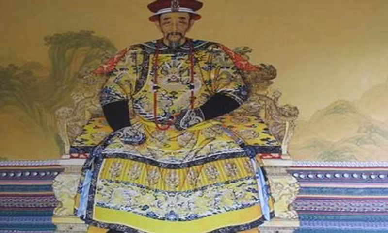 Vào năm 1721, vua Khang Hi biết được cháu nội Hoằng Lịch, 10 tuổi, rất thông minh nên cho gọi vào cung học tập, nuôi dưỡng. Sau khi vua Khang Hi băng hà năm 1722, hoàng đế Ung Chính đăng cơ.
