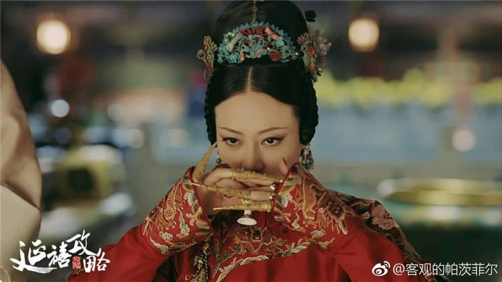 Đặc biệt, trong hậu cung nhà Thanh, "hộ giáp" tượng trưng cho địa vị, quyền lực của mỗi phi tần. Trong đó, hoàng hậu, quý phi thường dùng hộ giáp bằng vàng, bạc, ngọc trai, mai rùa... Những phi tần có địa vị thấp hơn dùng "hộ giáp" làm bằng đồng, ngà, men sứ...