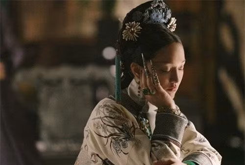 Họa tiết chạm khắc trên "hộ giáp" của các phi tần vô cùng tinh xảo. Điển hình như hoàng hậu chạm khắc hình phượng hoàng lên "móng tay giả". Tương tự "hộ giáp" của Thái hậu khắc hình chữ "vạn", chữ "thọ"... Một số hộ giáp của các phi tần còn có thể uốn cong theo khớp ngón tay để người sử dụng dễ dàng cử động, thuận tiện trong sinh hoạt hàng ngày.