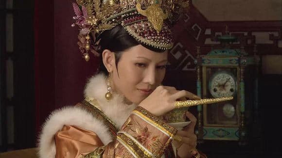 Nhẫn móng tay còn gọi là "móng tay giả" hay "hộ giáp". Nó trở thành phụ kiện tượng trưng vẻ đẹp và quyền lực của những người quyền quý, giàu có.