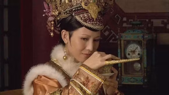 Nhẫn móng tay còn gọi là "móng tay giả" hay "hộ giáp". Nó trở thành phụ kiện tượng trưng vẻ đẹp và quyền lực của những người quyền quý, giàu có.