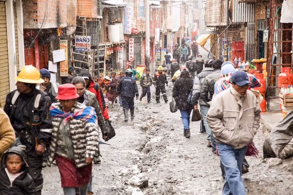 Một số người có thể mắc hội chứng gọi là say núi cấp tính (AMS) khi cơ thể tìm cách thích nghi với lượng oxy thấp hơn. Điều này có thể gây ra triệu chứng như đau đầu, mệt mỏi, nôn mửa và mất khẩu vị.