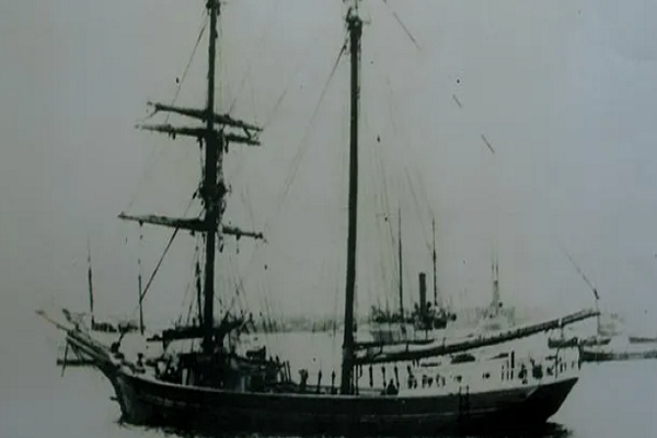 Con tàu Mary Celeste có một cánh buồm hỏng và vài cánh buồm bị biến dạng. Tuy nhiên, tình trạng con tàu không hề ở mức lo ngại khiến toàn bộ những người trên tàu phải rời bỏ.