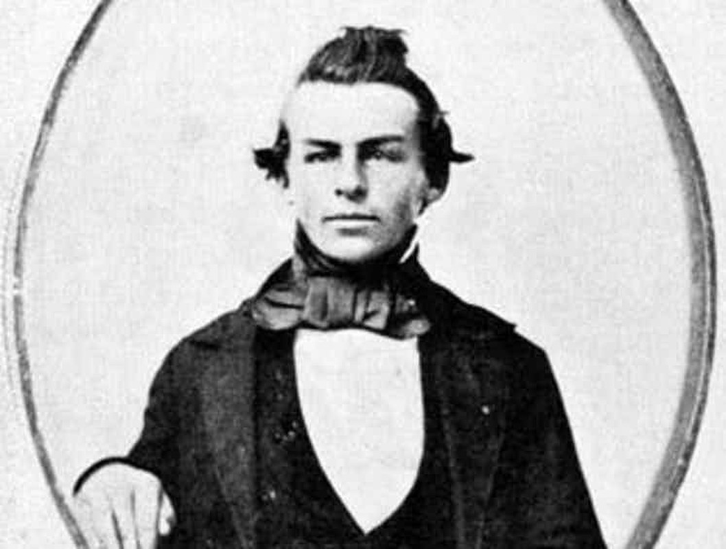 Khi ấy, thuyền trưởng tàu Mary Celeste là Benjamin Briggs. Sau nhiều tuần chuẩn bị, ông chọn được 7 thủy thủ để thực hiện chuyến hành trình từ New York đến Genoa. Ngoài ra, ông còn đưa vợ là Sarah và con gái Sophia 2 tuổi theo cùng.