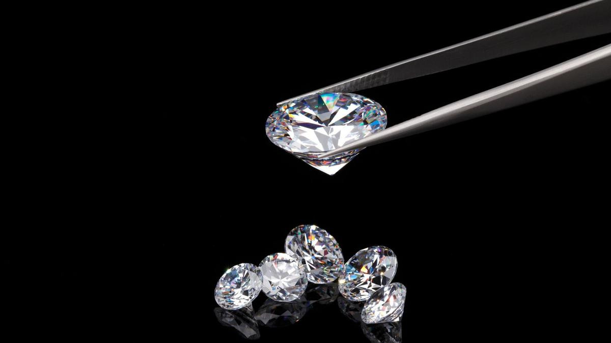 Phương pháp HPHT có hai nhược điểm. Một là cần rất nhiều thời gian (gần 2 tuần) và yêu cầu những điều kiện "khắc nghiệt" để tạo thành kim cương. Hai là phải có một "hạt giống" ví dụ như một viên kim cương, viên ngọc cỡ nhỏ...