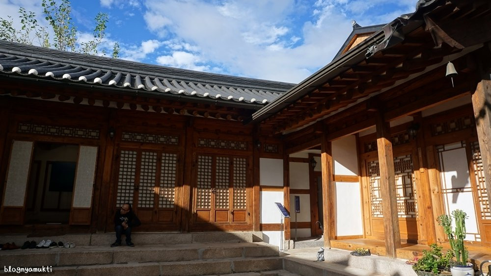 Khi ghé thăm ngôi làng cổ Bukchon Hanok, du khách sẽ dạo bước trên con ngõ nhỏ và ngắm nhìn những ngôi nhà hanok tuyệt đẹp.