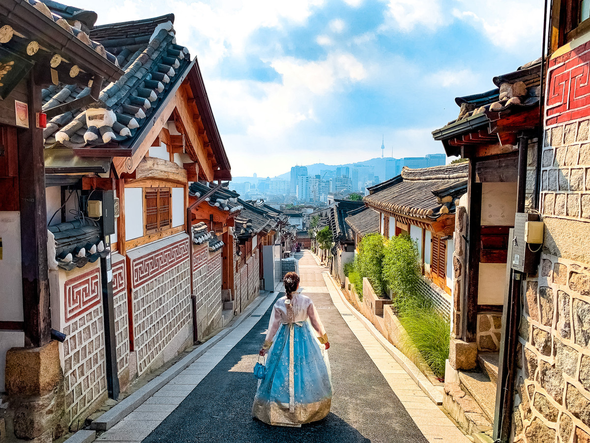 Khi ghé thăm làng Bukchon Hanok, ngoài chiêm ngưỡng kiến trúc độc đáo của các ngôi nhà hanok, du khách có thể thuê trang phục Hanbok truyền thống và dạo bước khắp làng tham quan, chụp ảnh, mua đồ lưu niệm, thưởng thức những món ăn nổi tiếng của Hàn Quốc như bánh gạo cay Tteok-bokki, cá viên chiên Odeng, gà xiên quay Dak-kkochi…