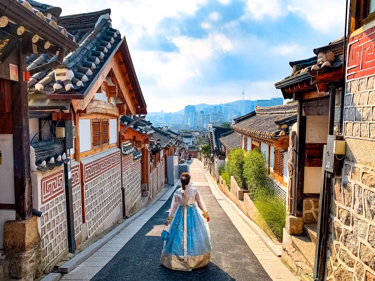 Khi ghé thăm làng Bukchon Hanok, ngoài chiêm ngưỡng kiến trúc độc đáo của các ngôi nhà hanok, du khách có thể thuê trang phục Hanbok truyền thống và dạo bước khắp làng tham quan, chụp ảnh, mua đồ lưu niệm, thưởng thức những món ăn nổi tiếng của Hàn Quốc như bánh gạo cay Tteok-bokki, cá viên chiên Odeng, gà xiên quay Dak-kkochi…