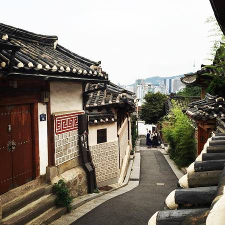 Nằm giữa cung điện Gyeongbok, cung điện Changdeok và miếu thờ Thần Jongmyo, ngôi làng Bukchon Hanok gây ấn tượng với vẻ đẹp cổ kính, bình yên.
