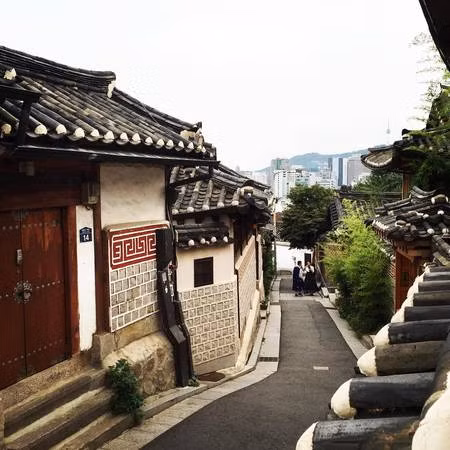 Nằm giữa cung điện Gyeongbok, cung điện Changdeok và miếu thờ Thần Jongmyo, ngôi làng Bukchon Hanok gây ấn tượng với vẻ đẹp cổ kính, bình yên.