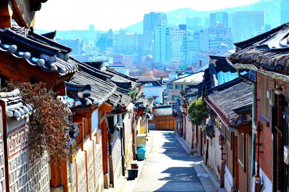 Vật liệu chủ yếu để xây dựng các ngôi nhà hanok ở làng Bukchon Hanok là gỗ. Mái ngói của ngôi nhà có màu tro, sơn tường màu trắng.