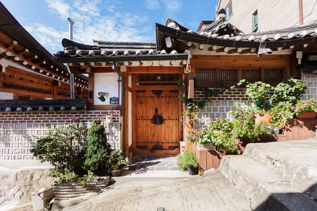 Ngôi làng Bukchon Hanok khoảng 600 tuổi hấp dẫn du khách với khoảng 900 ngôi nhà hanok truyền thống. Dưới thời Joseon, đa phần những ngôi nhà này là nơi sinh sống của các gia đình quý tộc và quan viên trong triều.
