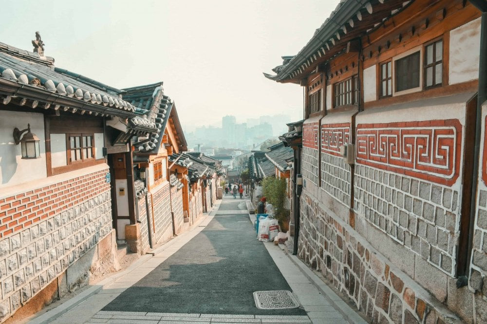Thủ đô Seoul của Hàn Quốc là một trong những thành phố sôi động nhất thế giới. Nơi đây thu hút hàng triệu du khách ghé thăm mỗi năm. Một điểm du lịch nổi tiếng ở Seoul được nhiều người yêu thích là ngôi làng Bukchon Hanok.