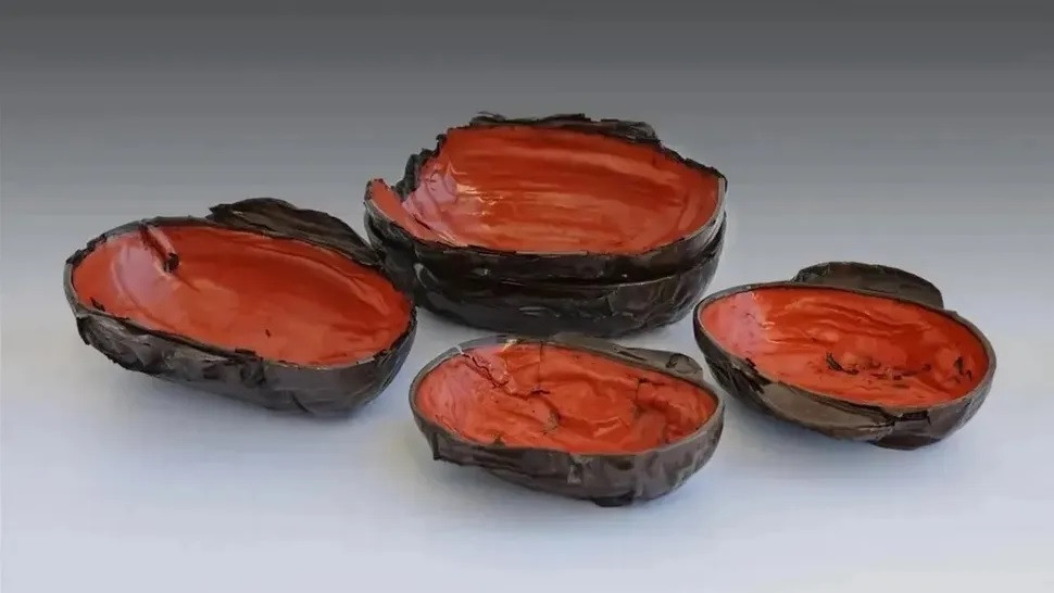 Mỗi ngôi mộ chôn cất hai người và thi hài của họ được đặt trong quan tài làm bằng gỗ.