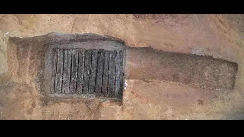 Ba ngôi mộ có từ thời nhà Hán (206 trước Công nguyên - 220 trước Công nguyên) nằm bên dưới một ụ chôn cất tại một công viên địa phương bị hư hại nặng nề do hoạt động nông nghiệp trước đây. Cuộc khai quật 3 mộ cổ này được tiến hành trước khi công viên được mở rộng.