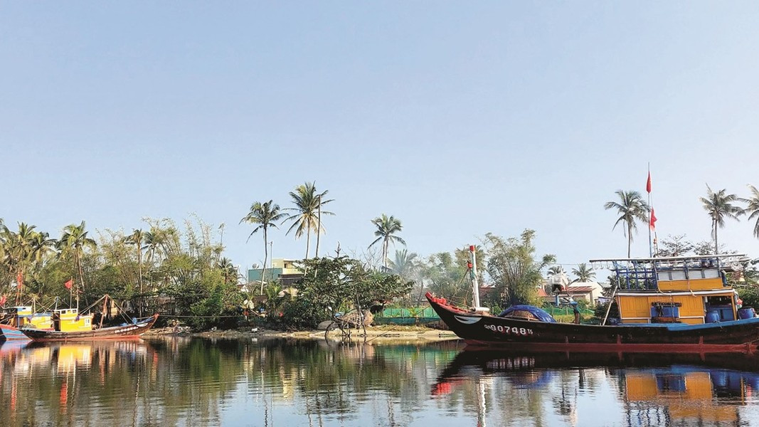 Sông Trường Giang không có thượng lưu, chẳng có hạ lưu nên cũng không có hữu và tả ngạn do sông Trường Giang là con sông chảy ngang, song song với bờ biển Quảng Nam. Ảnh: Quảng Nam