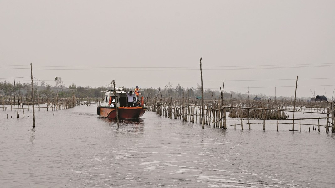 Khi thủy triều xuống thì quãng sông phía nam chảy theo hướng nam ra Cửa Lở và An Hòa; quãng sông phía bắc chảy theo hướng bắc ra Cửa Đại. Ảnh: Quảng Nam