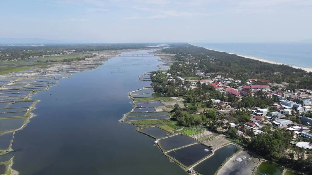 Do dòng chảy rất lạ, nên Trường Giang được ví von có đỉnh như núi. Đỉnh là khúc sông dùng dằng, sườn là hai dòng chảy theo hai hướng đối nghịch. Ảnh: VNE