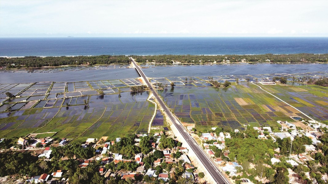 Riêng quãng Trường Giang thuộc huyện Thăng Bình nằm chính giữa chiều dài dòng sông thì nước dùng dằng cả hai hướng. Ảnh: Báo Quảng Nam