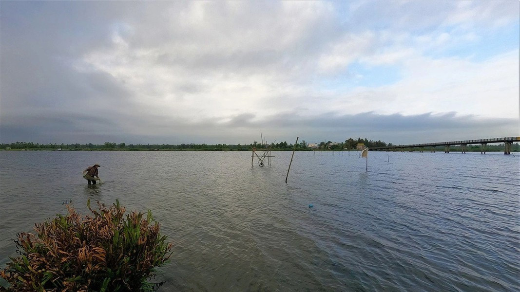 Quãng sông có dòng chảy dùng dằng lại dao động về phía nam hay phía bắc là tùy thuộc sức tranh giành của dòng chảy giữa hai hệ thống sông ấy. Ảnh Dân trí