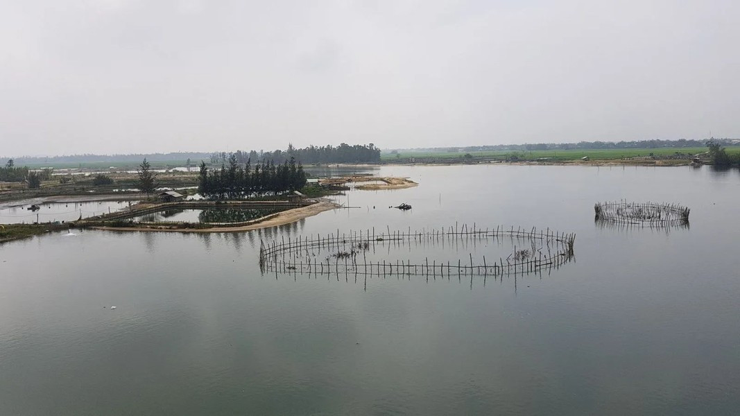 Vào mùa nước lũ, dòng chảy chủ yếu phụ thuộc vào mức nước dâng của hai hệ thống Vu Gia - Thu Bồn, Tam Kỳ - An Tân. Ảnh: Reatimes