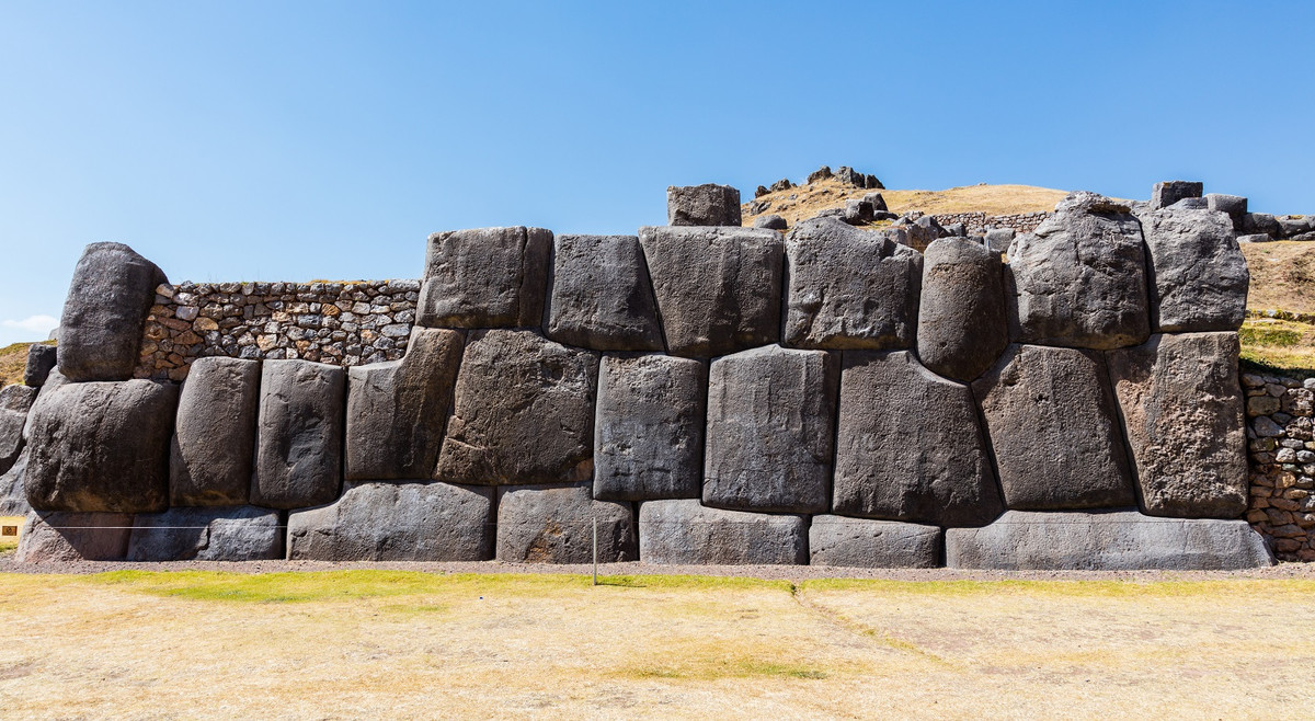 Tàn tích Saksaywaman bí ẩn nằm ở vùng ngoại ô phía bắc của thành phố cổ Cusco, Peru được cho có thể là một phần của một pháo đài có từ thời tiền Inca. Theo các chuyên gia, hiện công trình này chỉ còn 1/4 cấu trúc ban đầu.