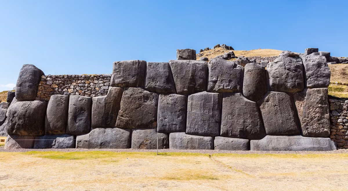 Tàn tích Saksaywaman bí ẩn nằm ở vùng ngoại ô phía bắc của thành phố cổ Cusco, Peru được cho có thể là một phần của một pháo đài có từ thời tiền Inca. Theo các chuyên gia, hiện công trình này chỉ còn 1/4 cấu trúc ban đầu.