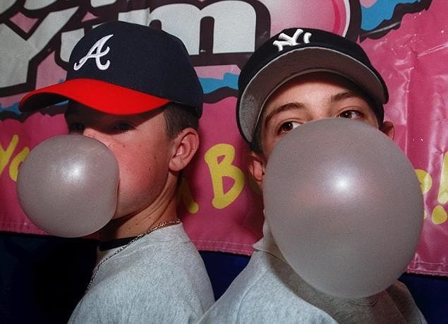 Tuy nhiên, vào năm 2004, Singapore nới lỏng quy định, cho phép bán và sử dụng các loại kẹo cao su có những lợi ích cho sức khỏe như kẹo cao su nha khoa, kẹo cao su nicotine để cai thuốc lá và kẹo cao su không đường.