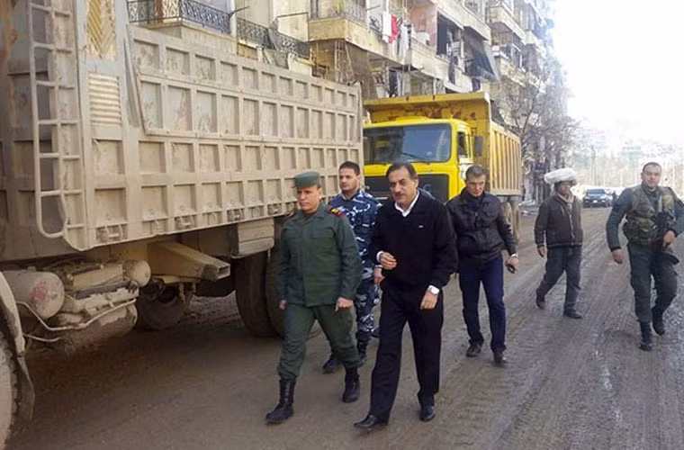 Quan chức tới thị sát quá trình sửa sang đường phố. Ảnh FNA