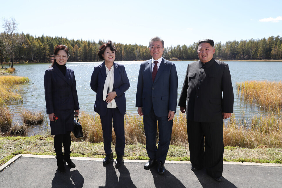 Nhà lãnh đạo Triều Tiên Kim Jong-un (ngoài cùng bên phải) và phu nhân Ri Sol-ju (ngoài cùng bên trái) chụp ảnh cùng Tổng thống Hàn Quốc khi đó là ông Moon Jae-in và phu nhân Kim Jung-sook tại Samjiyon vào ngày 20/9/2018.