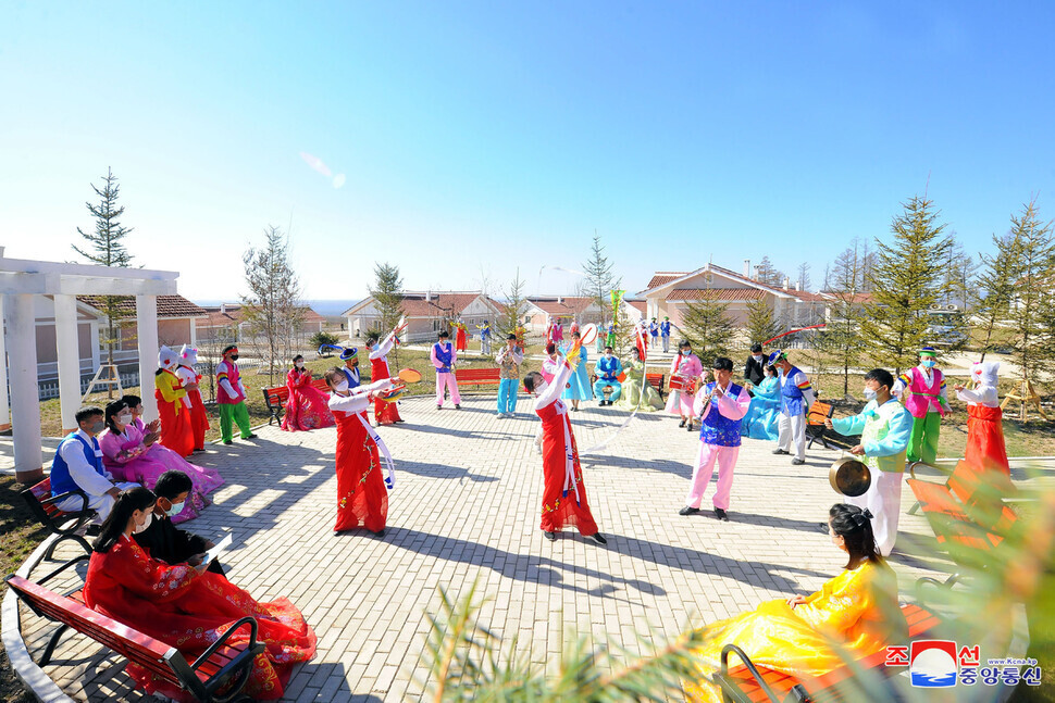 Truyền thông Triều Tiên lần đầu đưa tin về quá trình phát triển nhà ở gia đình tại Samjiyon vào tháng 12/2019 và từng công bố một loạt ảnh và thông tin cập nhật về việc cư dân chuyển đến.