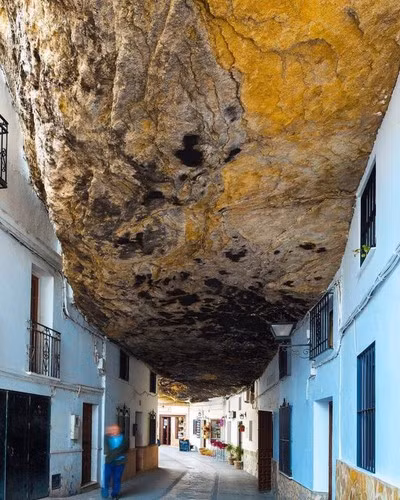 Những ngôi nhà, một số nằm dưới tảng đá và số khác nằm trên cùng tảng đá này hay thậm chí trong lòng tảng đá đã tạo nên những cấp độ đường khác nhau, những ngóc ngách đường phố cũng đặc biệt không kém. Ảnh: IT.