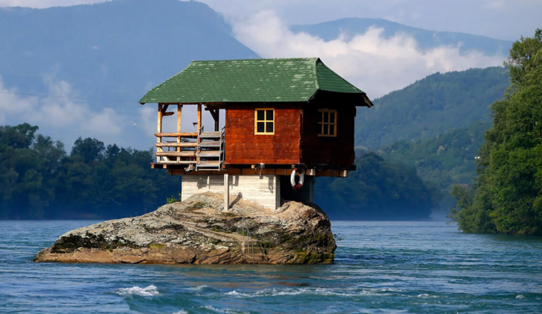 River House được một nhóm các chàng trai trẻ xây dựng vào năm 1968. Trong khi vui chơi bên dòng sông, họ nhìn thấy một gò đá nổi lên giữa dòng và đã quyết định sẽ dựng một ngôi nhà nhỏ tại đây để nghỉ ngơi và thư giãn. Ảnh: MC.