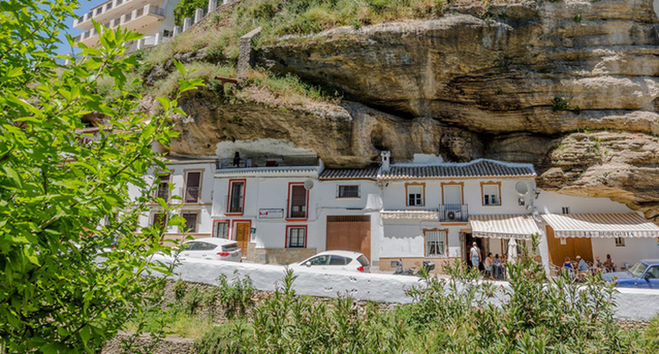 Tại thị trấn Setenil de las Bodegas ở tỉnh Cadiz trong vùng tự trị Andalusia, Tây Ban Nha, những ngôi nhà được xây dưới phiến đá khổng lồ. Ảnh: IT.