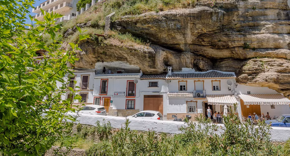 Tại thị trấn Setenil de las Bodegas ở tỉnh Cadiz trong vùng tự trị Andalusia, Tây Ban Nha, những ngôi nhà được xây dưới phiến đá khổng lồ. Ảnh: IT.