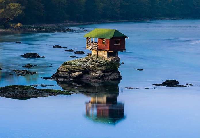 Ngôi nhà gỗ có tên River House, nằm chênh vênh trên mỏm đá ở sông Drina, Serbia, là một trong những ngôi nhà ở vị trí "hiểm hóc" nhất hành tinh. Ảnh: MC.