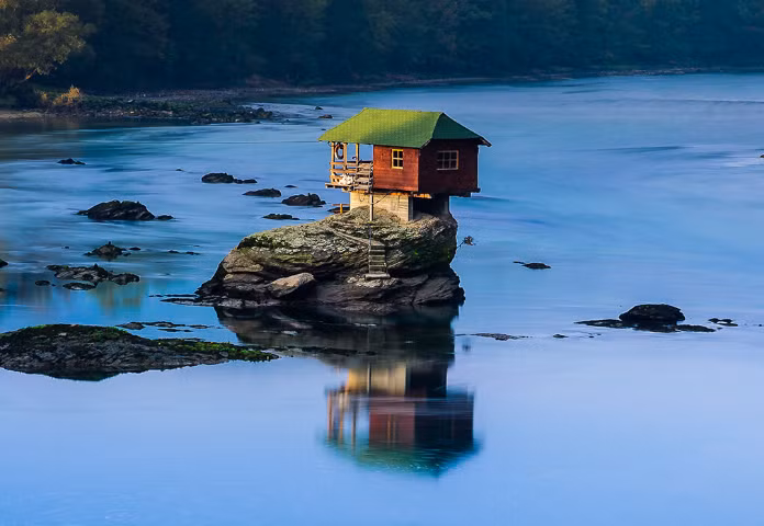 Ngôi nhà gỗ có tên River House, nằm chênh vênh trên mỏm đá ở sông Drina, Serbia, là một trong những ngôi nhà ở vị trí "hiểm hóc" nhất hành tinh. Ảnh: MC.