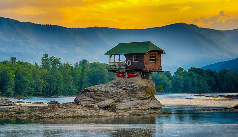 Việc vận chuyển nguyên vật liệu để xây dựng nên một ngôi nhà giữa sông không phải là điều đơn giản. Nhóm người thích bơi lội đã vận chuyển đá và vật liệu khác bằng thuyền và ca nô. Ảnh: MC.