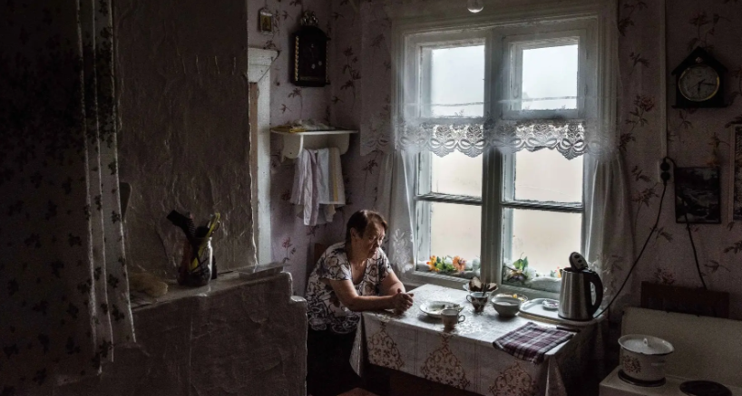 Evdokia Kotkina, một người đã nghỉ hưu, ngồi uống trà tại nhà của bà ở Shoyna.