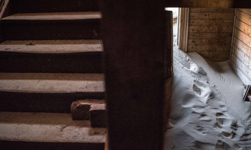 Không chỉ vậy, ngôi làng còn bị bao quanh bởi cát. Các cồn cát này luôn vận động do sự ảnh hưởng của gió Tây. Nếu người dân đóng cửa vào ban đêm, rất có thể họ sẽ không thể ra ngoài vào sáng ngày hôm sau do cát chặn cửa.