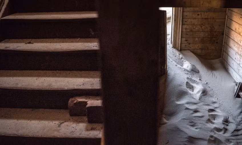 Không chỉ vậy, ngôi làng còn bị bao quanh bởi cát. Các cồn cát này luôn vận động do sự ảnh hưởng của gió Tây. Nếu người dân đóng cửa vào ban đêm, rất có thể họ sẽ không thể ra ngoài vào sáng ngày hôm sau do cát chặn cửa.