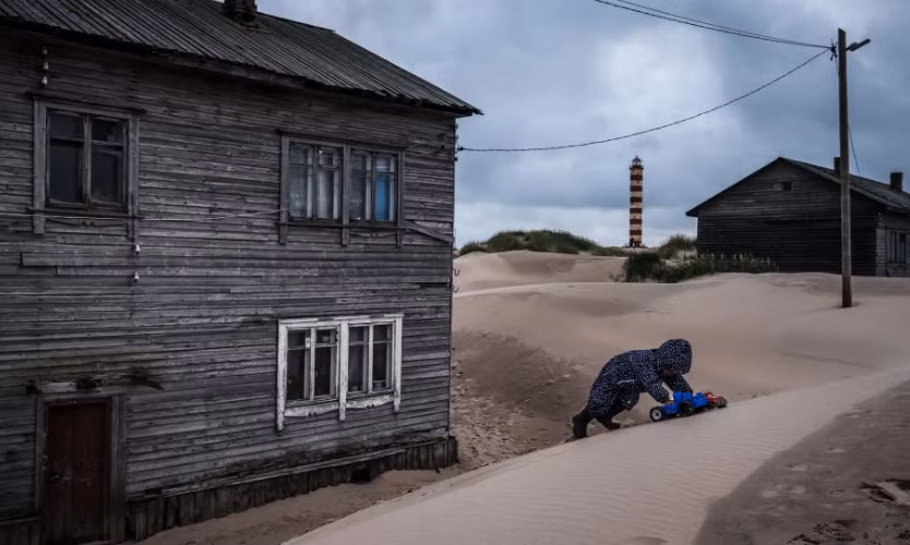 Để đối phó, nhiều hộ gia đình xây dựng lối thoát hiểm bổ sung trên mái nhà. Họ cũng phải thuê máy ủi hàng năm để giúp đẩy bớt cát đi.