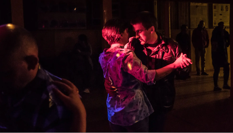 Người dân khiêu vũ tại một trung tâm cộng đồng địa phương ở làng Shoyna vào cuối tuần.