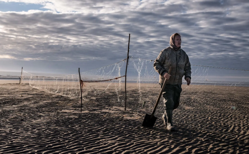 Thời kỳ cao điểm, dân số của làng là hơn 800 người. Tuy nhiên, theo số liệu năm 2018, dân số trong ngôi làng này chỉ còn 285 người. Biến đổi khí hậu cũng như việc đánh bắt thủy sản quá mức khiến cho nguồn tài nguyên ở đây ngày càng giảm bớt.