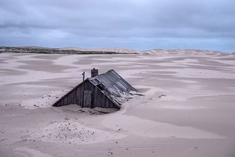 Nhiều ngôi nhà đã bị chôn vùi hoàn toàn dưới cát.